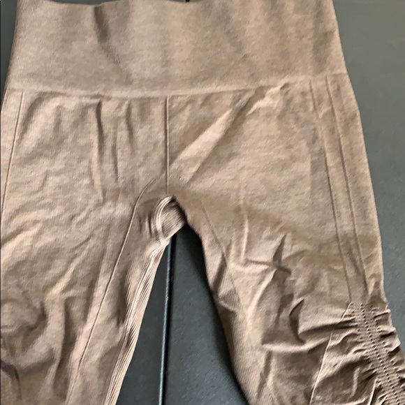 Size 10. No rip tag. Like new. Barely worn - Picture 3 of 4